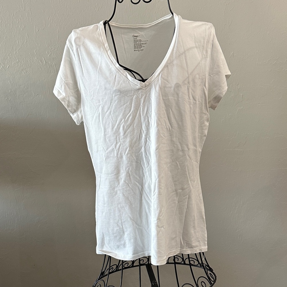 GAP Women’s White V-Neck Basic T-Shirt